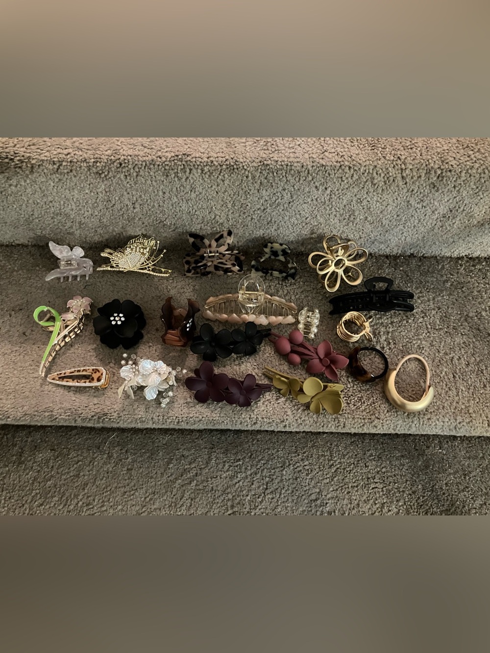 ALL NEW! 19 ASSORTED HAIR CLIPS AND BARRETTES
